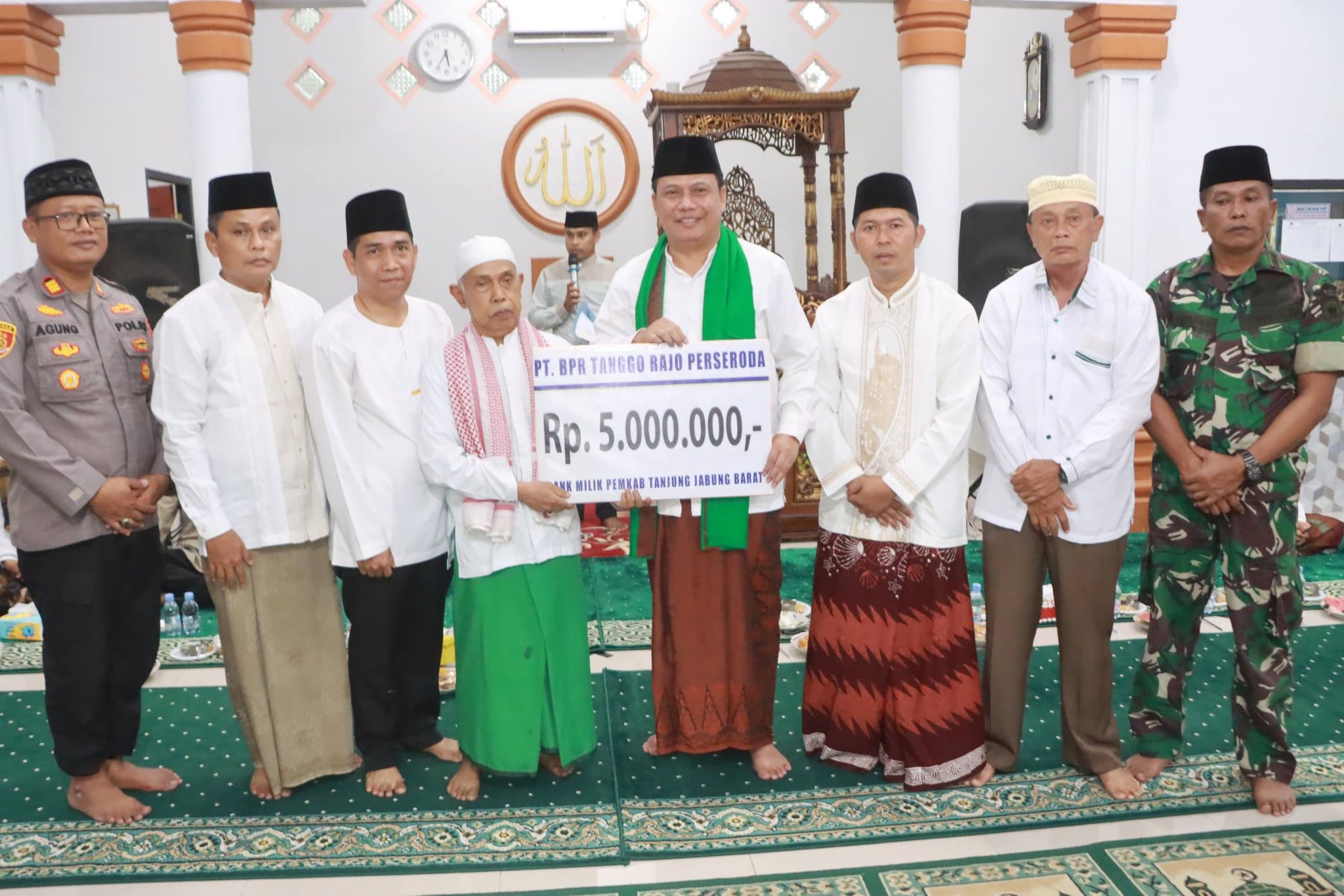 Pemkab Tanjab Barat Salurkan Bantuan untuk Masjid, Yatim, dan Lansia
