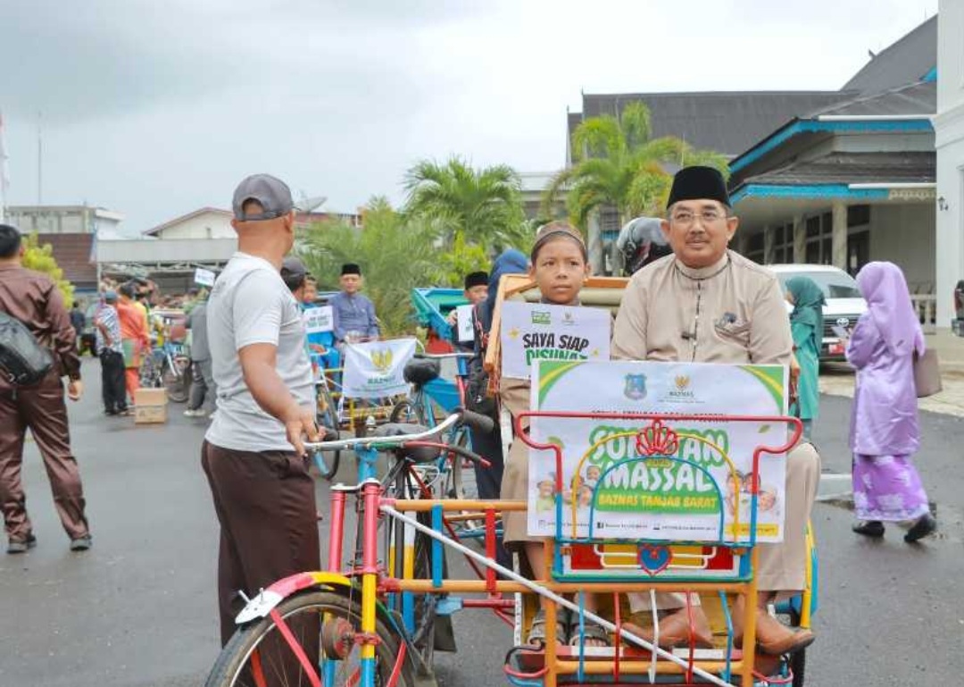 Naik Becak Bupati dan Ketua TP-PKK Tanjab Barat Iringi 250 Anak di Khitan Massal